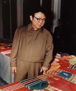 Przywódca Kim Dzong Il ogląda prezenty przed ich wysłaniem do dzieci i studentów z okazji urodzin Prezydenta Kim Ir Sena – 1984