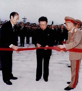 Kim Dzong Il, Przewodniczący Partii Pracy Korei przecina wstęgę otwierając tym samym Pałac Pamięci Kumsusan – 1995