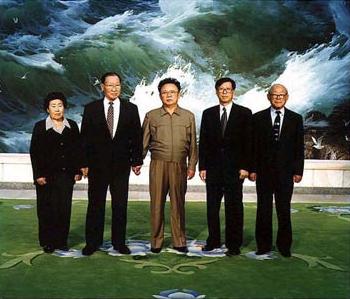 Przywódca Kim Dzong Il pozuje do fotografii z Jong Ju Yongiem honorowym prezesem Grupy Hyundai z Korei Południowej oraz jego rodziną – 1998