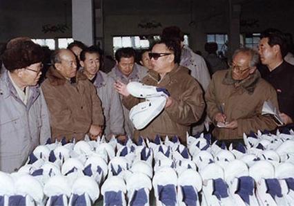Przywódca Kim Dzong Il zwiedza fabrykę obuwia w Sinuiju – 2000
