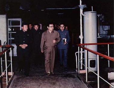 Przywódca Kim Dzong Il odwiedza ciepłownie w Chongjin aby na miejscu rozwiązać jej problemy maszynowe – 1984