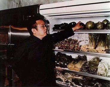 Przywódca Kim Dzong Il odwiedza stoisko warzywne oraz daje oficjalne instrukcje jak zaopatrywać w warzywa mieszkańców Phenianie w trakcie oraz poza sezonem – 1984