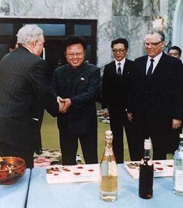 Przywódca Kim Dzong Il otrzymuje prezenty od członków delegacji Komunistycznej Partii Związku Radzieckiego – 1985