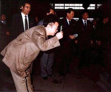 Przywódca Kim Dzong Il udziela wskazówek na miejscu w Hucie Stali nr 8 – 1988