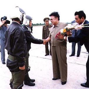 Przywódca Kim Dzong Il otrzymuje bukiet kwiatów od pilotów – 1988