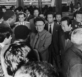 Przywódca Kim Dzong Il spotykacie się z partyjno-rządowymi delegacjami różnych krajów, które przybyły do KRL-D – 1989