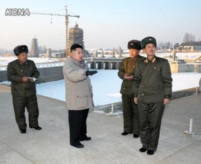 Szanowny Przywódca <big>Kim Dzong Un</big> przeprowadza inspekcję przedsięwzięć budowlanych Koreańskiej Armii Ludowej