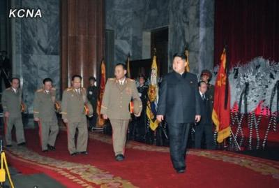 Szanowny Przywódca <big>Kim Dzong Un</big> podczas ostatniego pożegnania z Kochanym Wodzem Towarzyszem <big>Kim Dzong Ilem</big>