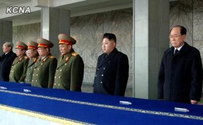 Szanowny Przywódca <big>Kim Dzong Un</big>podczas ceremonii ku pamięci Kochanego Wodza Towarzysza <big>Kim Dzong Ila</big>