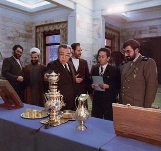 Prezydent Kim Il Sung otrzymuje prezenty od wojskowej delegacji Islamskiej Republiki Iranu – 1989