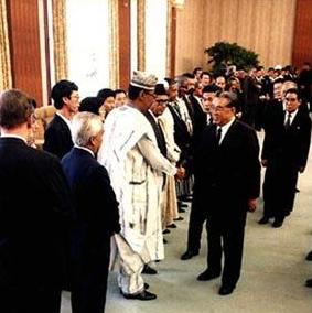 Prezydent Kim Il Sung spotyka się z delegacjami z różnych krajów, które przybyły z wizytami gratulacyjnymi z okazji Jego 75. urodzin – 1987