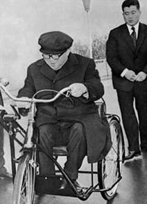 Prezydent Kim Il Sung jedzie na trójkołowym rowerze jakie był produkowane z myślą o zasłużonych, niepełnosprawnych żołnierzach – 1975