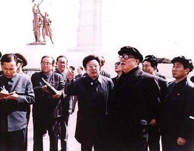 Prezydent Kim Il Sung i Przywódca Kim Dzong Il oglądają Wieżę Idei Dżucze – 1982